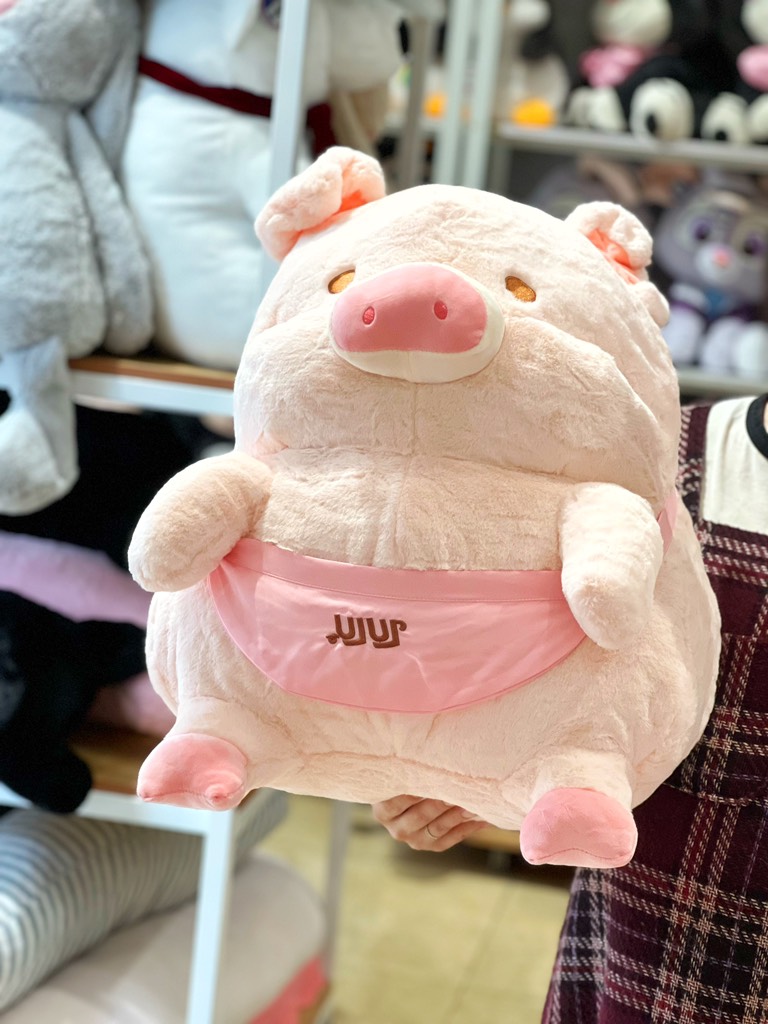 Gấu bông heo Lulu đeo tạp dề