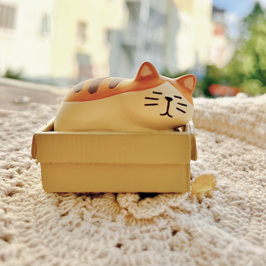 Decor Mèo ngồi ghế Boxy Cat