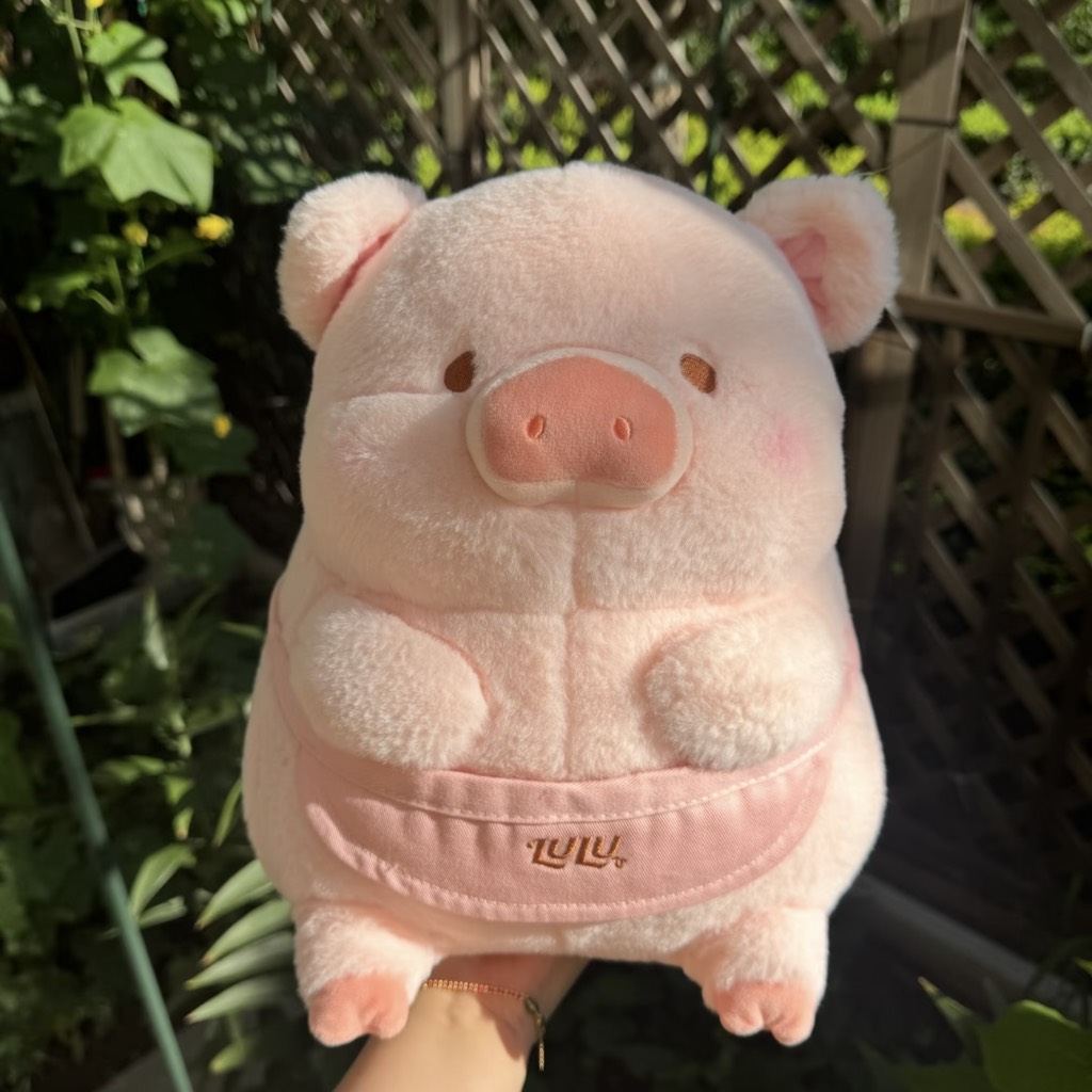 Gấu bông heo Lulu đeo tạp dề