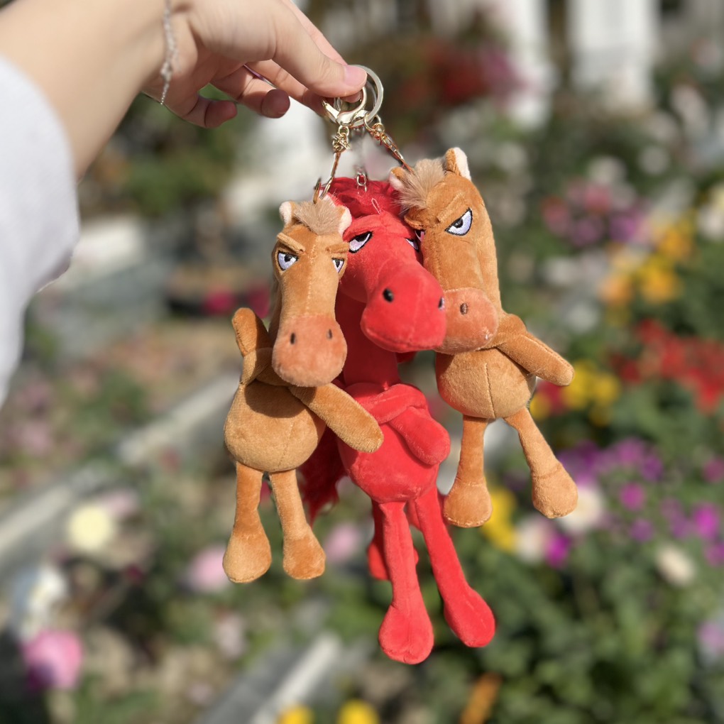 Móc khoá ngựa khoanh tay