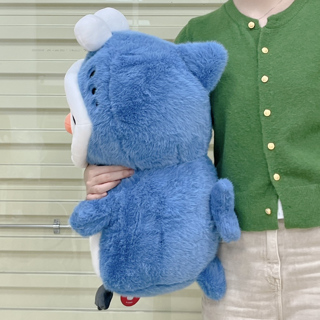 Chim cánh cụt cosplay cá mập