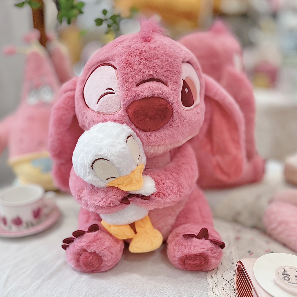 Gấu bông Stitch ôm vịt hồng