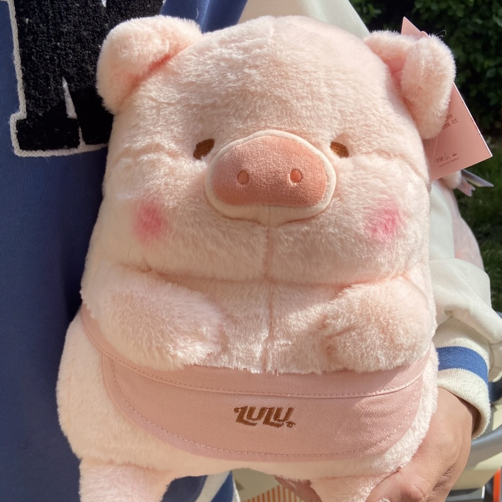 Gấu bông heo Lulu đeo tạp dề