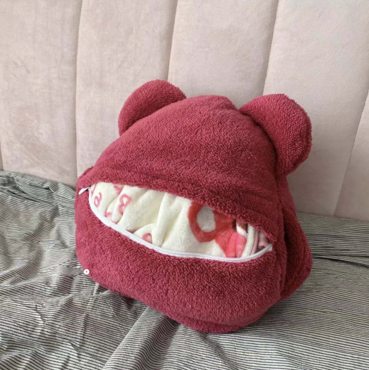 Gấu bông ủ tay kèm chăn Lotso cao cấp 3 in 1