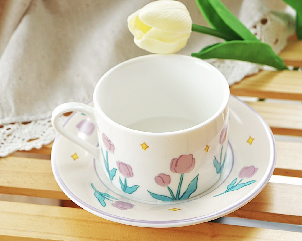 Bộ cốc và đĩa hoa Tuylip