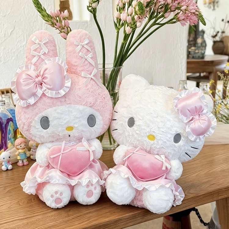 Gấu bông Hello kitty ôm tim