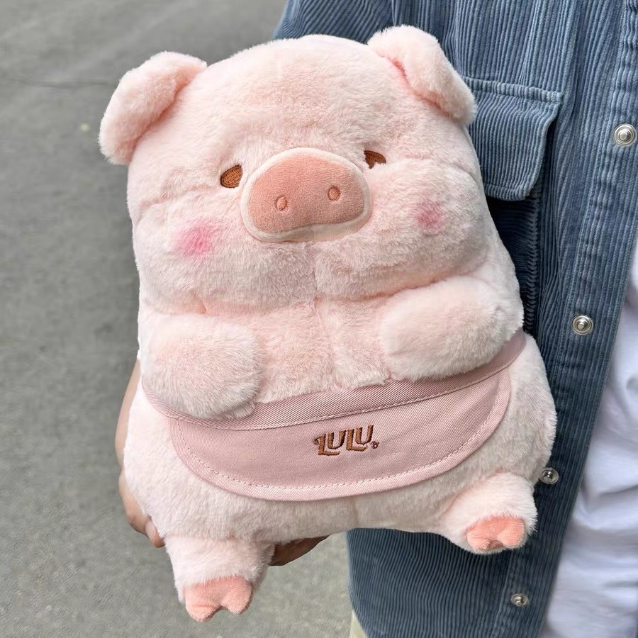 Gấu bông heo Lulu đeo tạp dề