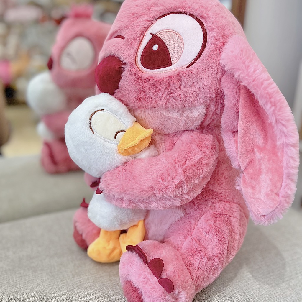 Gấu bông Stitch ôm vịt hồng