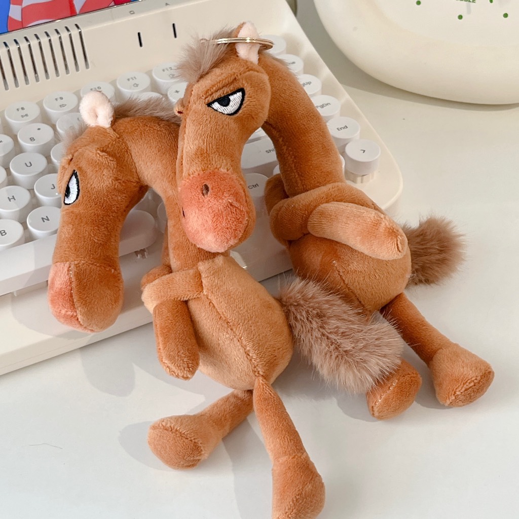 Móc khoá ngựa khoanh tay