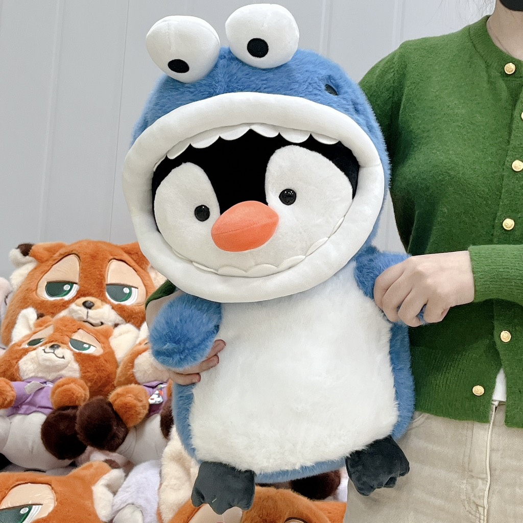 Chim cánh cụt cosplay cá mập