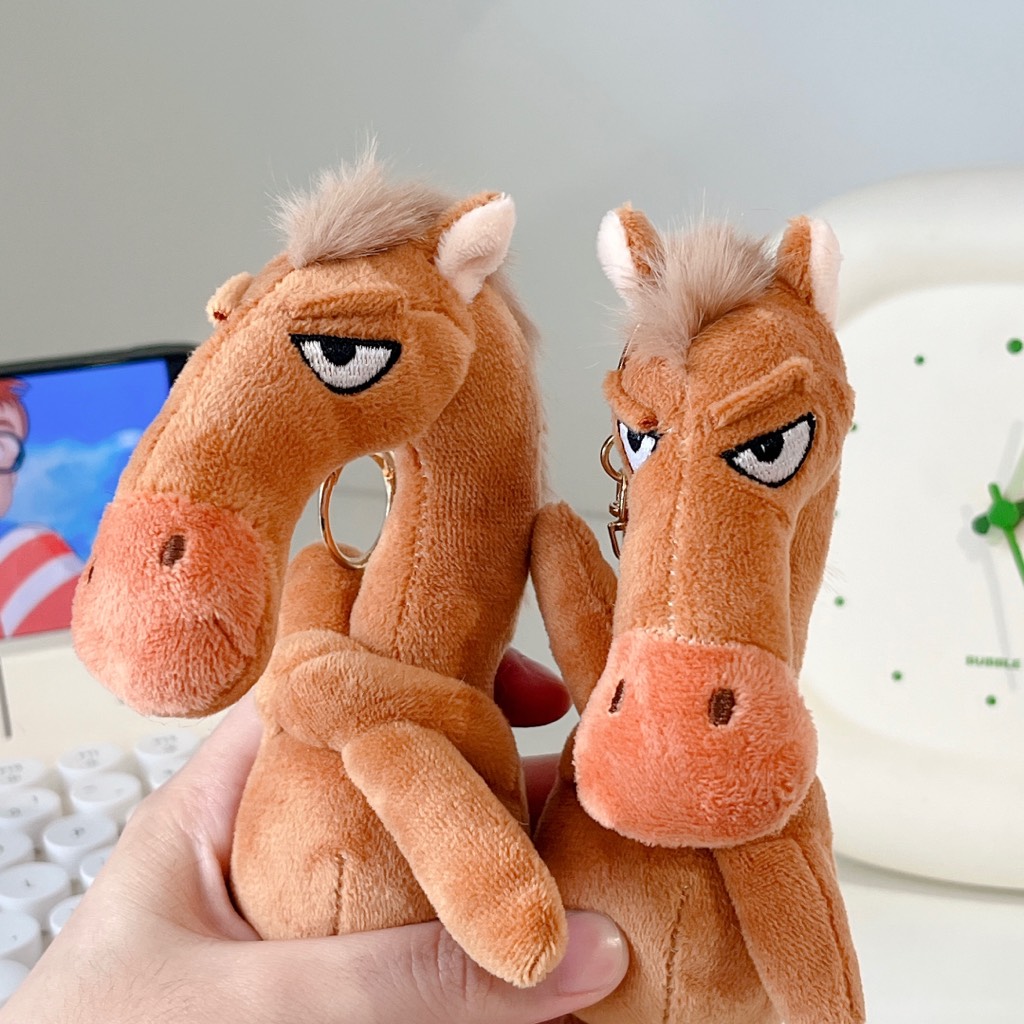 Móc khoá ngựa khoanh tay