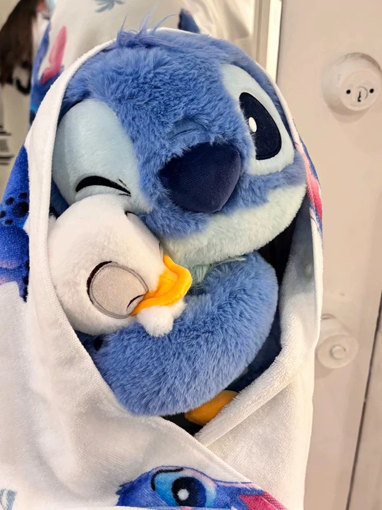 Stitch Hug ôm nhau tình cảm