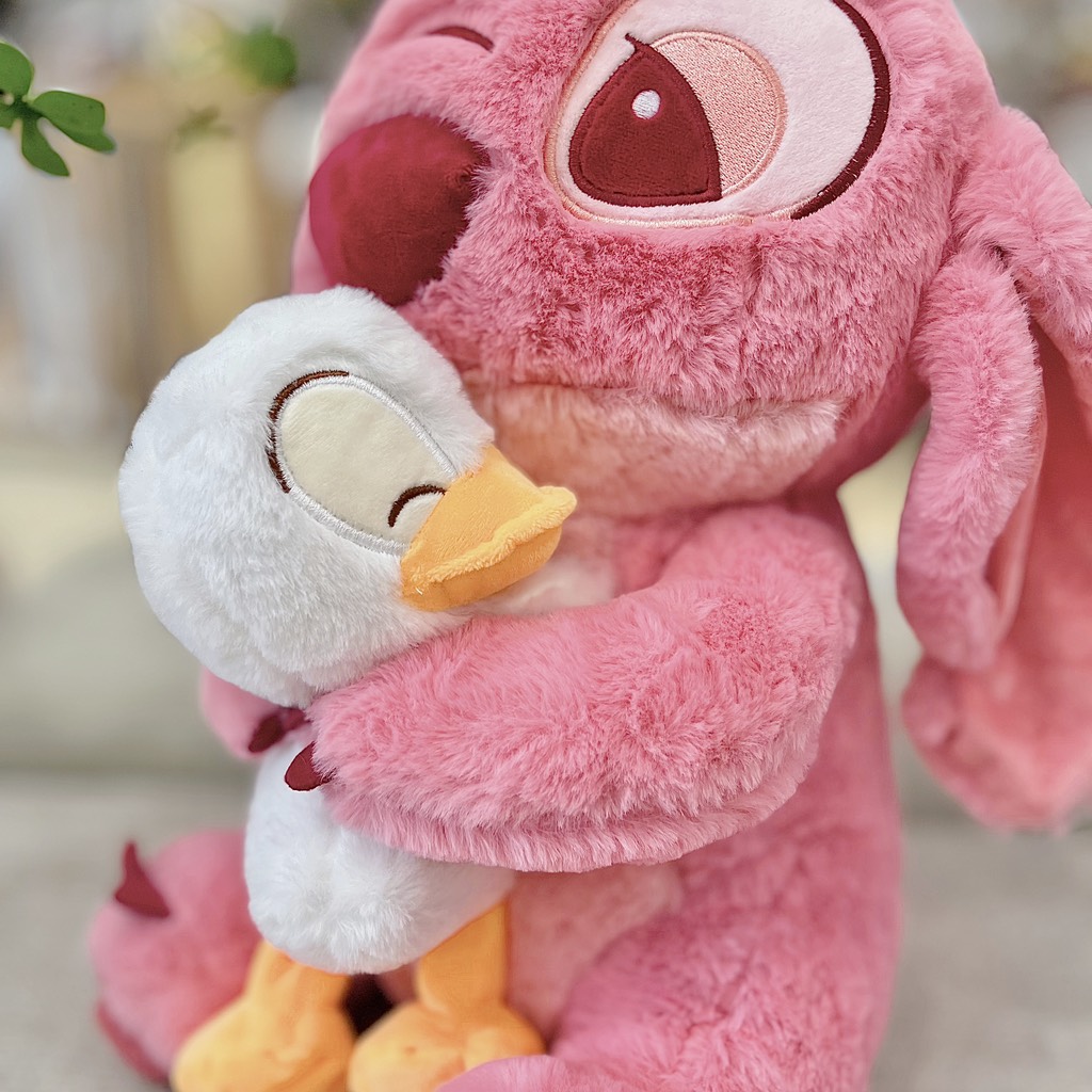 Gấu bông Stitch ôm vịt hồng