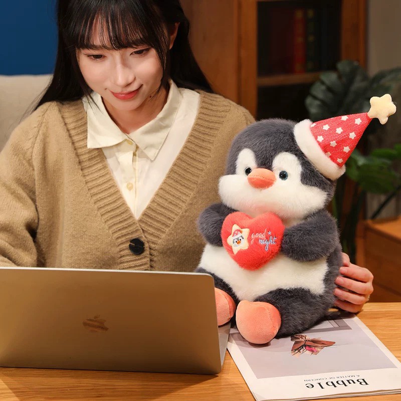 Chim cánh cụt ôm tim mũ sinh nhật