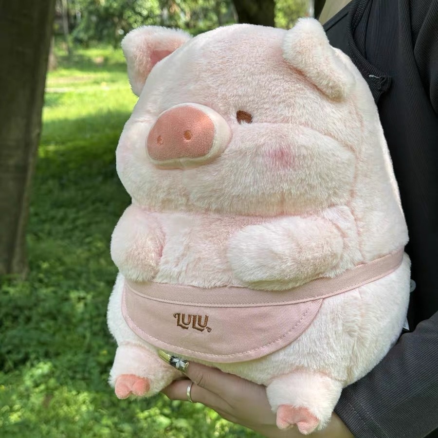 Gấu bông heo Lulu đeo tạp dề