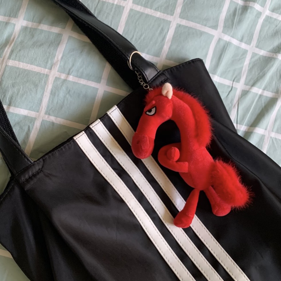 Móc khoá ngựa khoanh tay