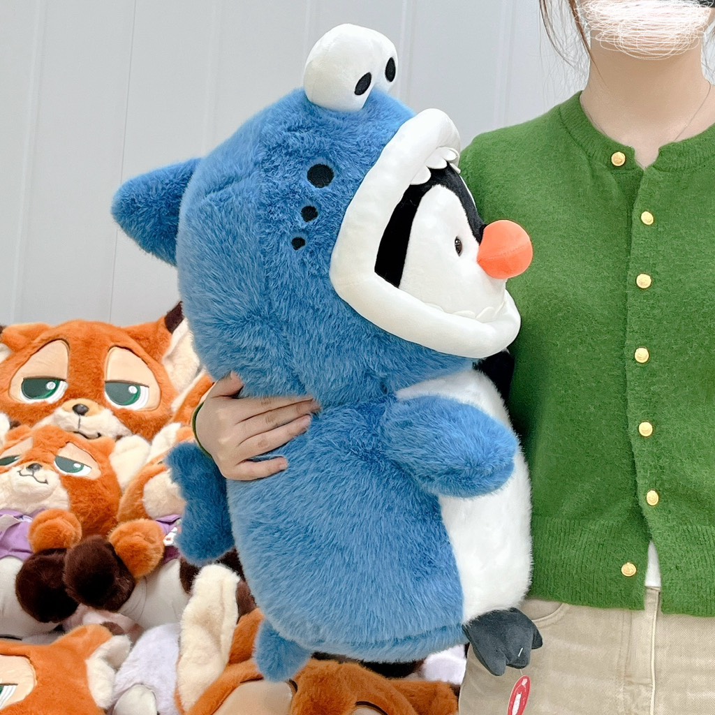 Chim cánh cụt cosplay cá mập