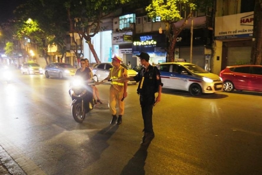 Cảnh sát giao thông tăng cường kiểm soát lỗi đèn chiếu của  các phương tiện giao thông