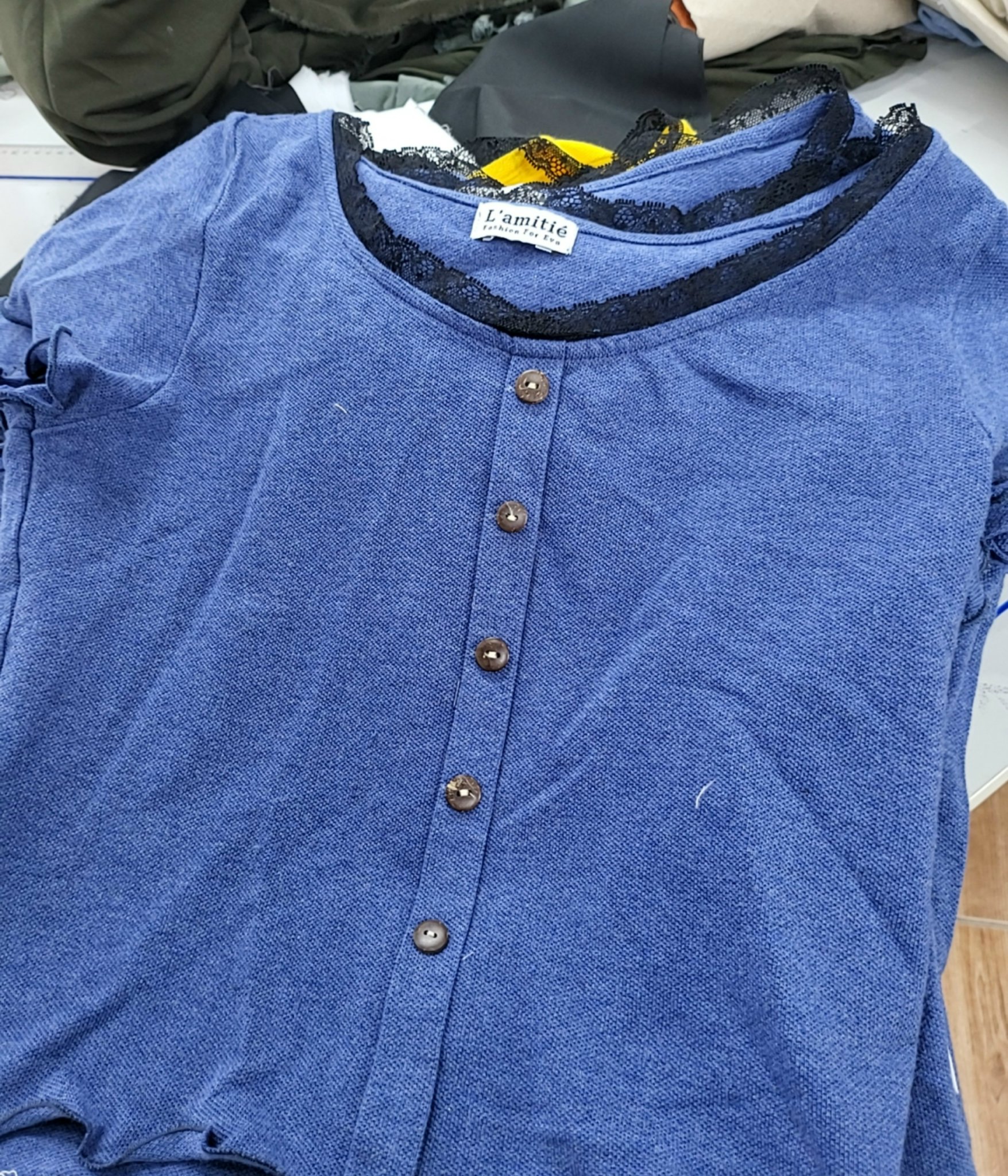 ÁO THUN BÈO CỔ REN