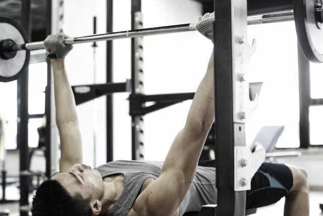 LƯU Ý QUAN TRỌNG KHI TẬP BENCH PRESS ĐỂ TRÁNH CHẤN THƯƠNG VAI