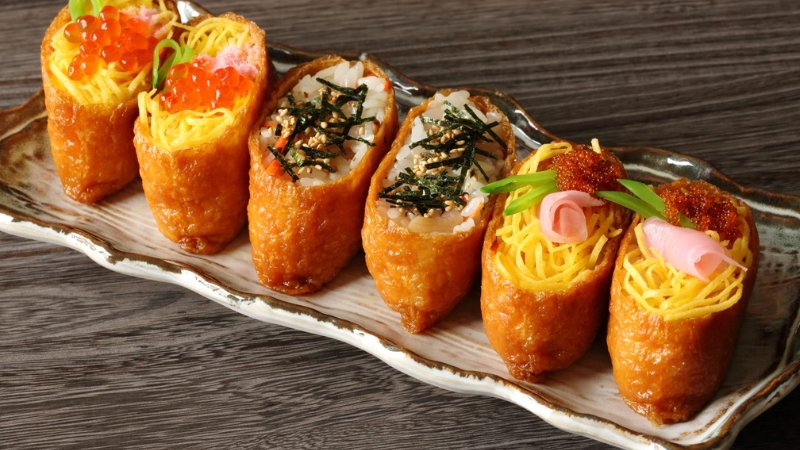 Xếp Inari Sushi và trang trí thêm các Topping