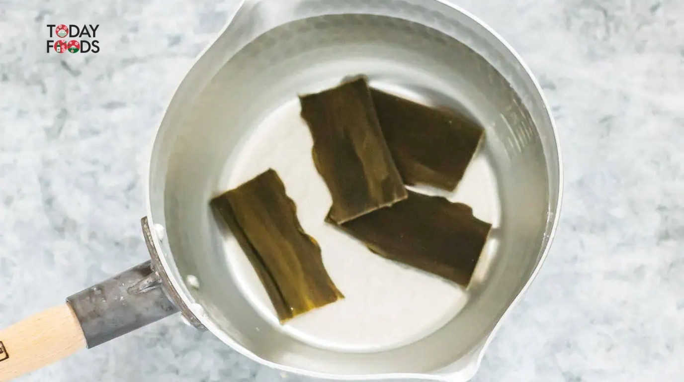 Cách nấu nước dùng Dashi từ rong biển Kombu bằng cách đun nóng