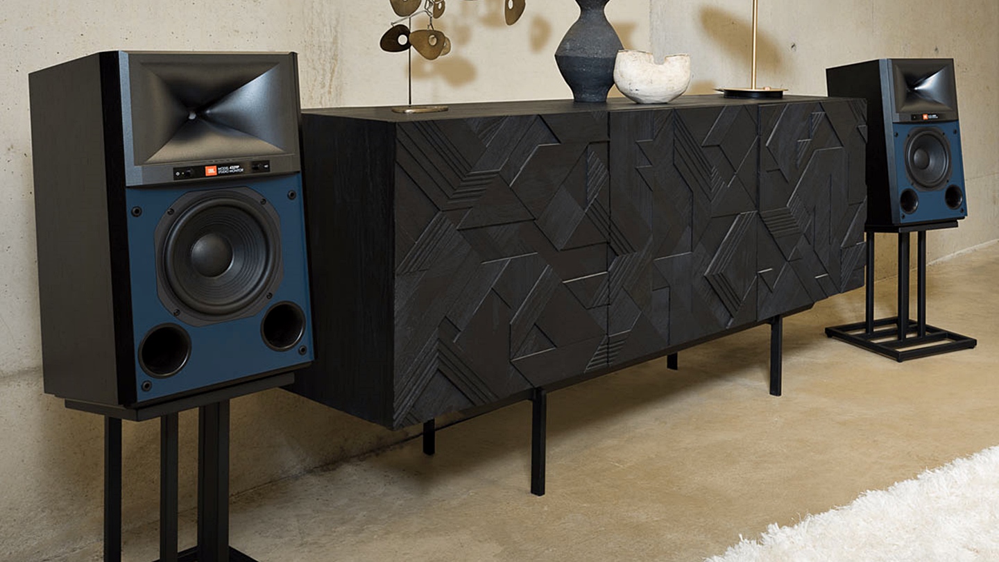 Thương hiệu JBL ra mắt sản phẩm mới mang tên 4329P Studio Monitor: Loa bookshelf active tích hợp ampli và DSP công suất cao