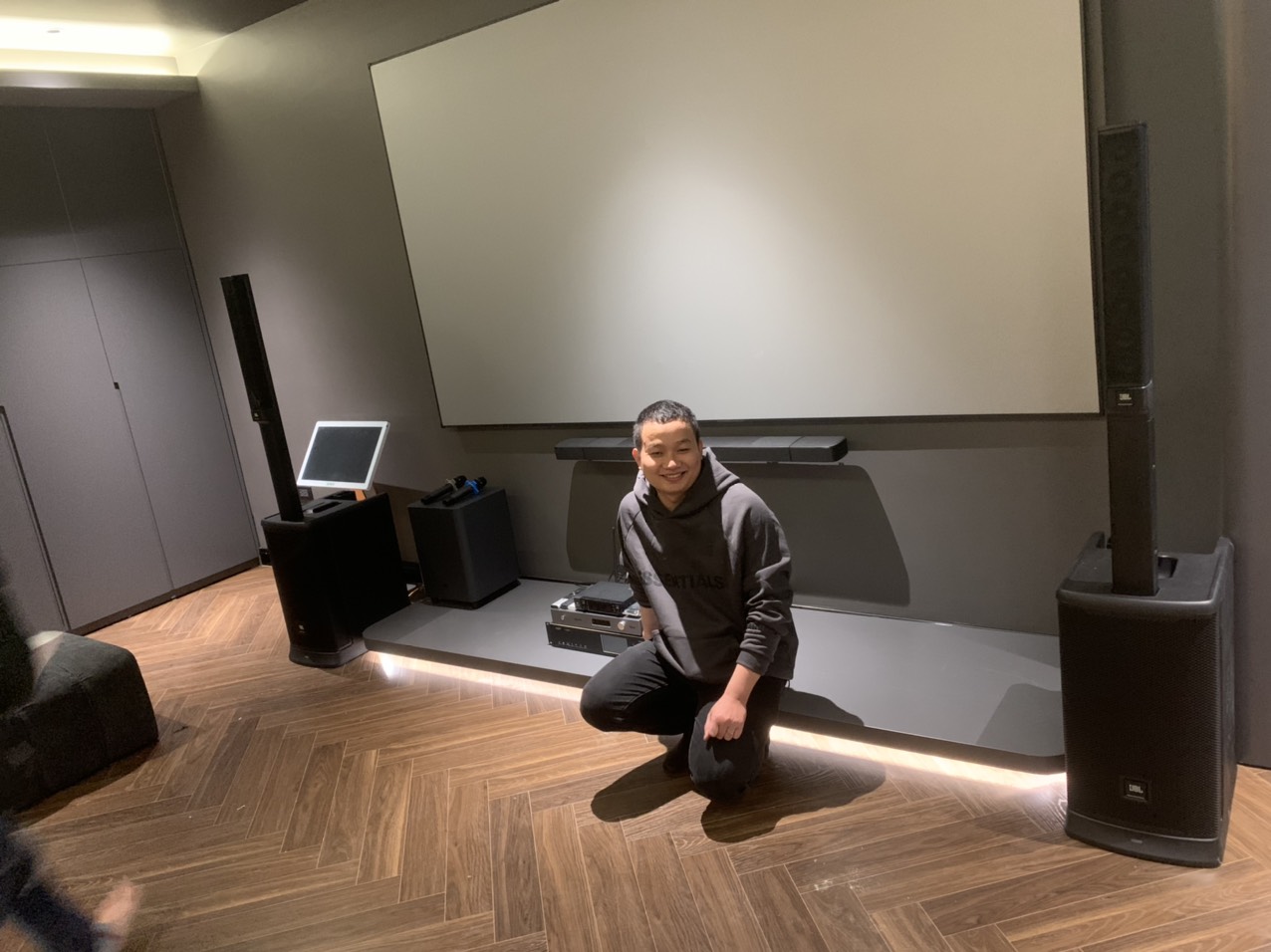 Phòng xem phim tích hợp karaoke gia đình phong cách hiện đại với hệ thống âm thanh cao cấp (Soundbar JBL 9.1, JBL Eon One MK II, micro JBL VK200, vang số AAP XS - 9900 Pro, đầu và màn karaoke Viet KTV)