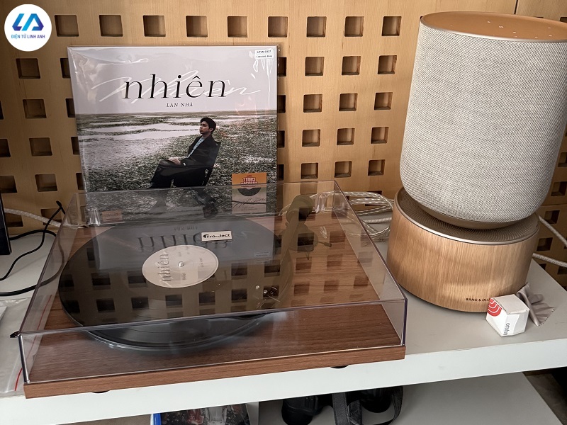 Chiêm ngưỡng sự kết hợp đầy tinh tế của mâm than Pro-Ject T1 Evo BT với loa Beosound Balance
