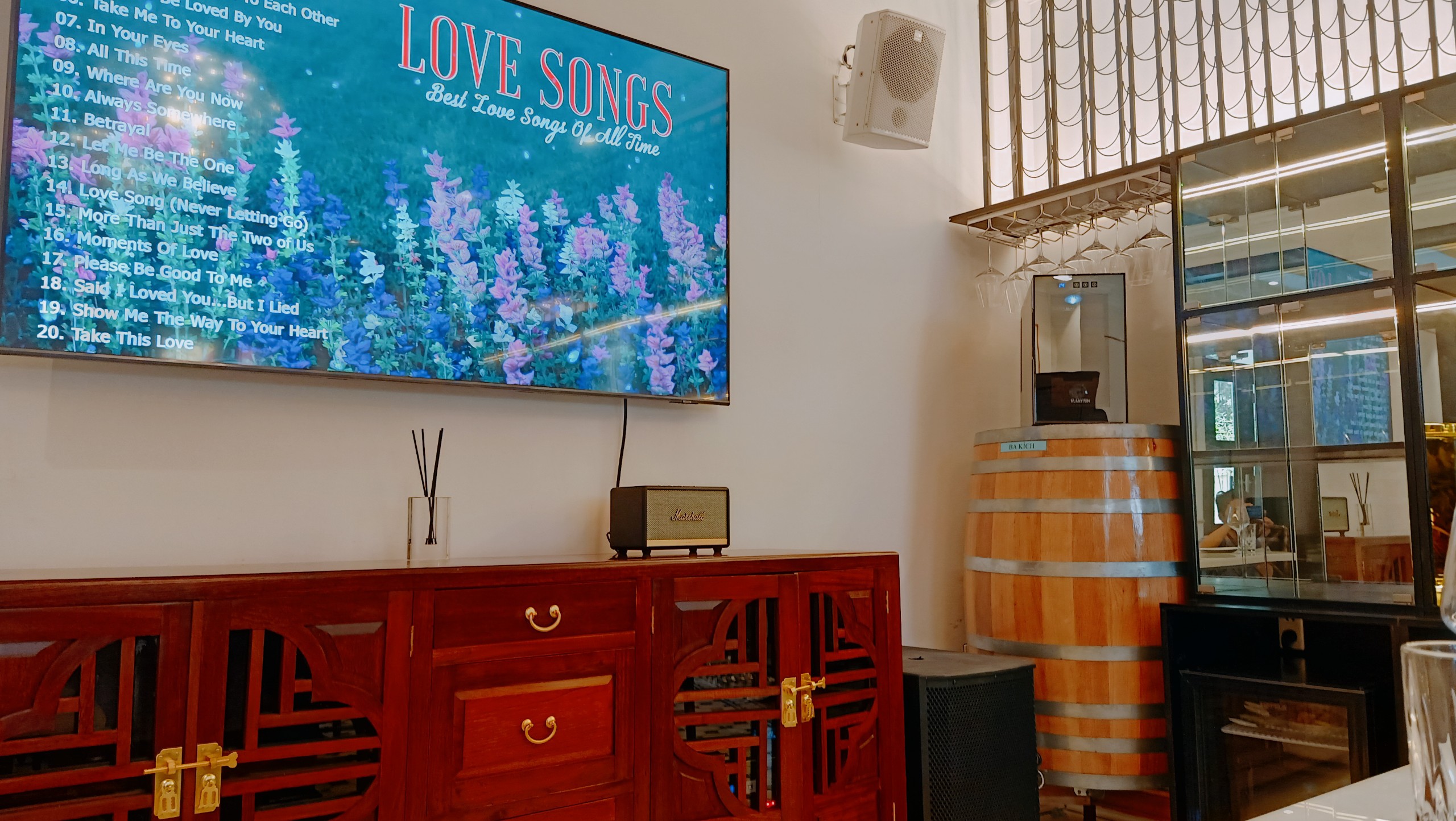 Ấn tượng với dàn karaoke nghe cực chất, hát cực hay trị giá gần 80 triệu vừa mới lắp đặt cho khách (SE Cox 8, sub wharfedale t-sub AX 15B, micro JBL VM 200, vang số JBL KX 180, cục đẩy wharfedale Xr 1500, quản lý nguồn kiwi, đầu karaoke vietktv 4T)