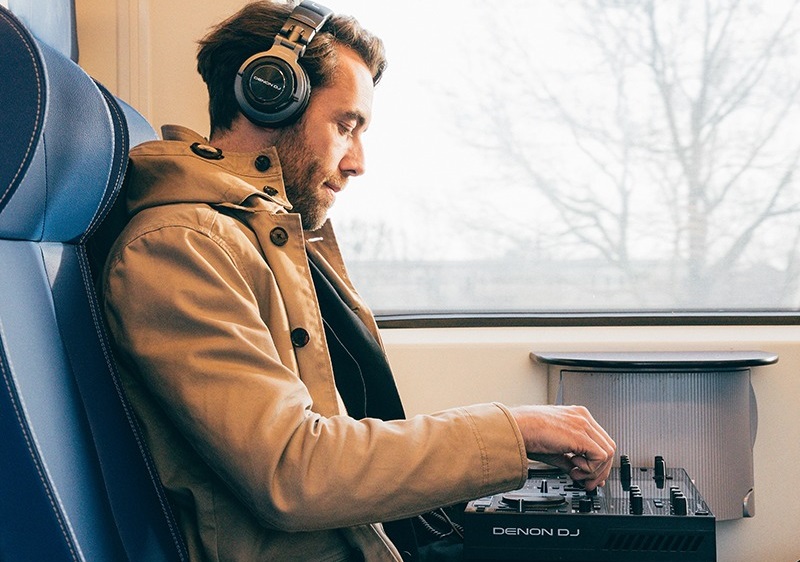 Nên mua bàn dj nào để biểu diễn đường phố 