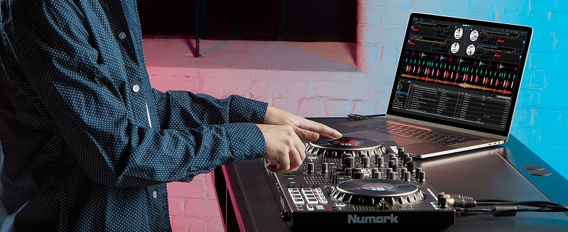 Bàn DJ Numark NS4FX