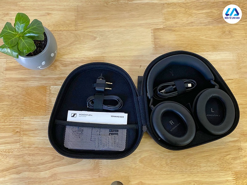 Tai nghe Sennheiser Momentum 4 Wireless mở hộp