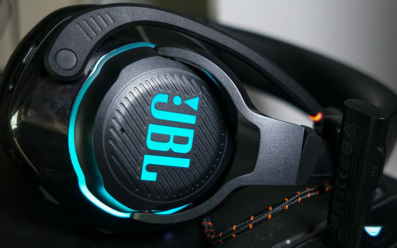 tai nghe JBL Quantum 810 Wireless thiết kế đẹp mắt