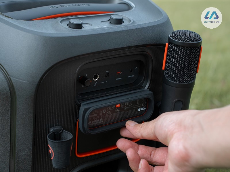 các cổng kết nối trên loa jbl encore 2