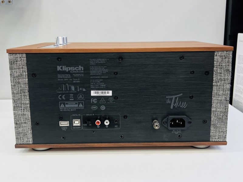 các cổng kết nối trên loa klipsch the three iii