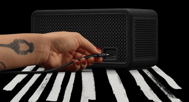 cổng sạc trên loa middleton 2