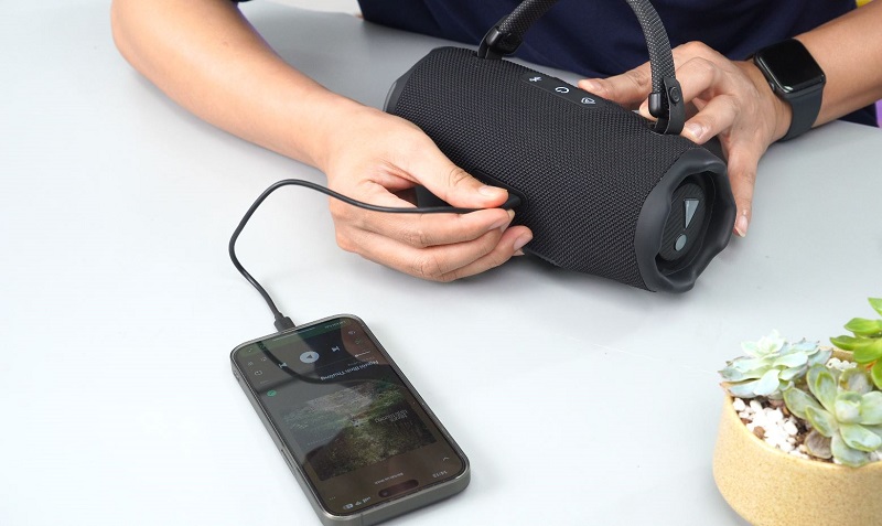 cổng type-c trên charge 6 truyền được nhạc