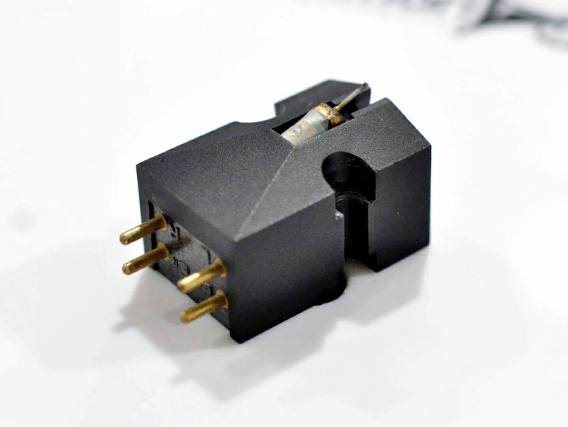 Mặt trên của kim than Denon DL-103 Cartridge