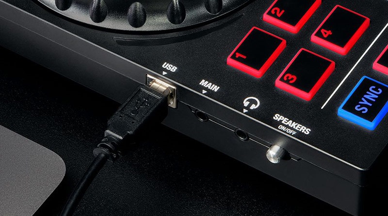 Bàn DJ Numark PartyMix Live kết nối