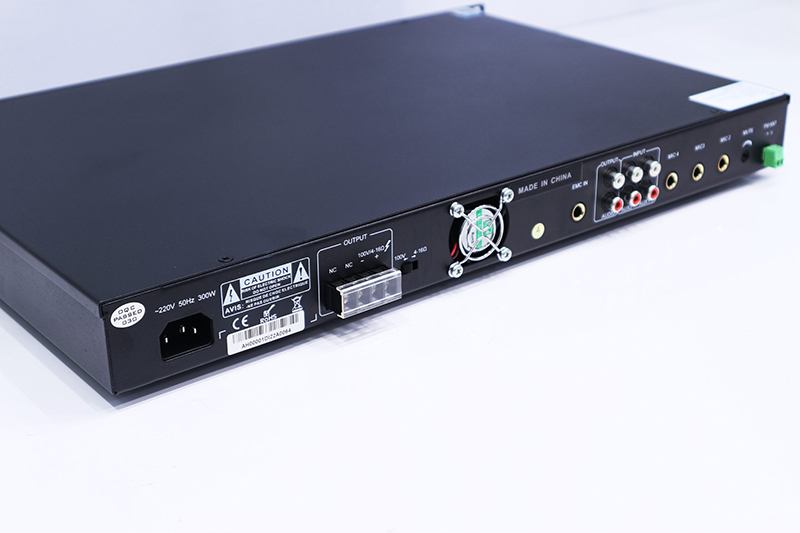 Mặt sau amply ITC TD-240B 