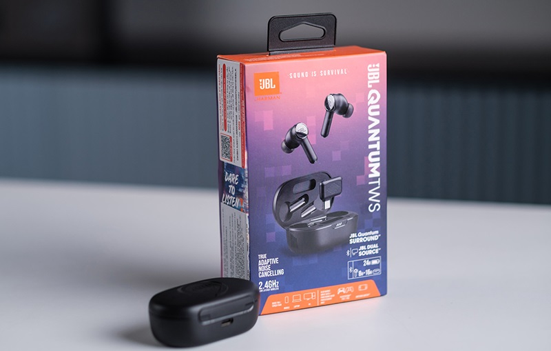 Tai nghe JBL Quantum TWS mở hộp