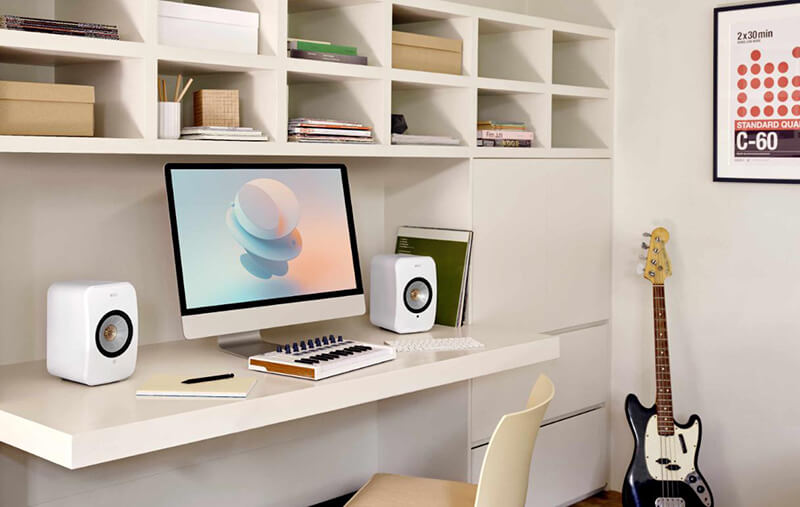 Loa KEF LSX II trên bàn máy tính