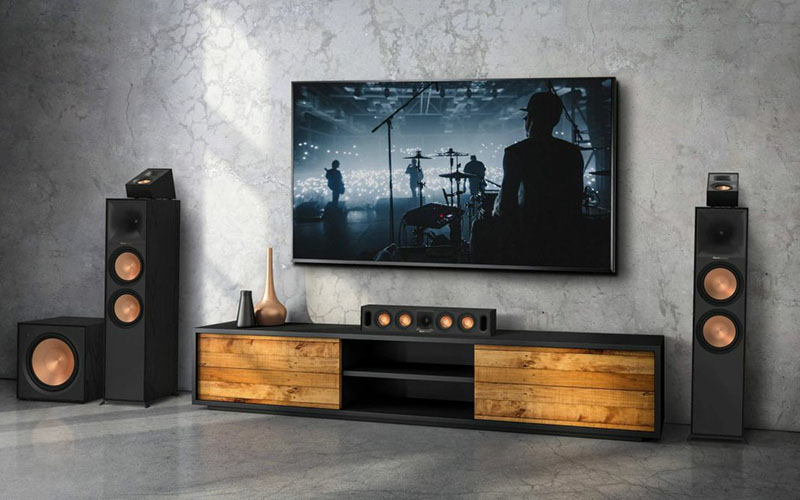 Klipsch R-121SW đặt tại phòng khách