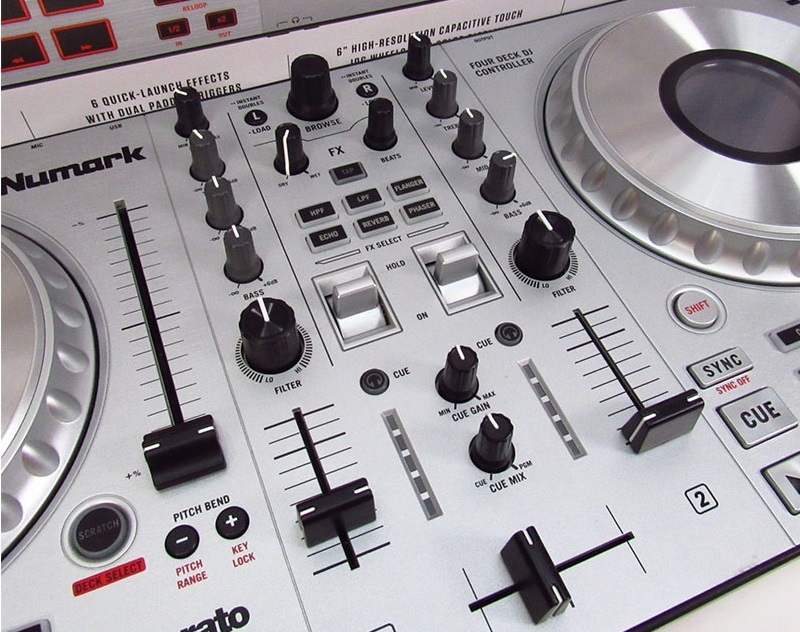 Bàn DJ Mixtrack Platinum FX được trang bị bộ 2 nút gạt điều hướng hoàn toàn mới