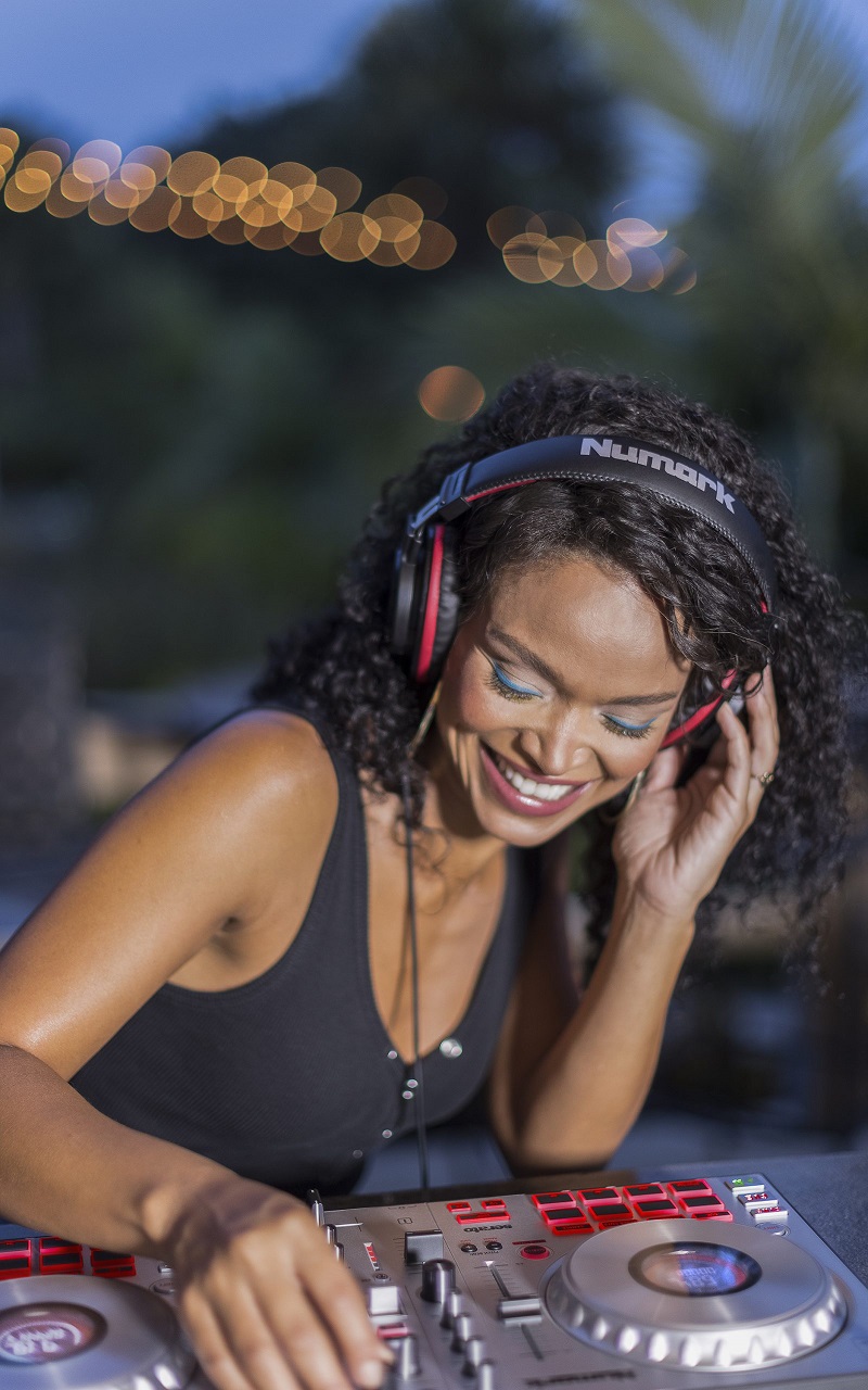 Bàn DJ Numark Mixtrack Platinum FX tính năng