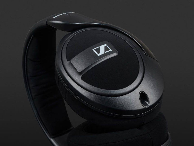 Tai nghe HD 569 được nhấn điểm & bổ sung tên thương hiệu Sennheiser