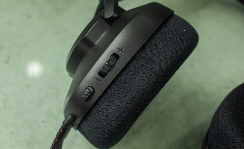 tai nghe jbl quantum 100m2 điều chỉnh âm lượng