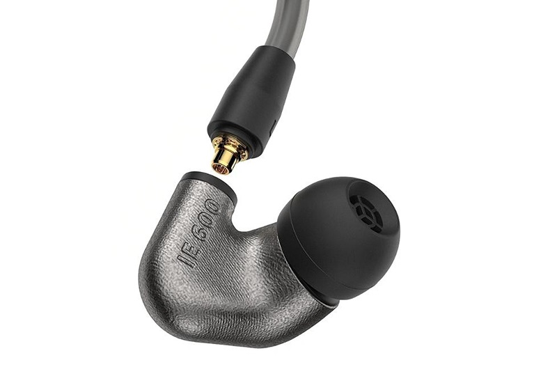 Tai nghe Sennheiser IE 600 lắp đặt