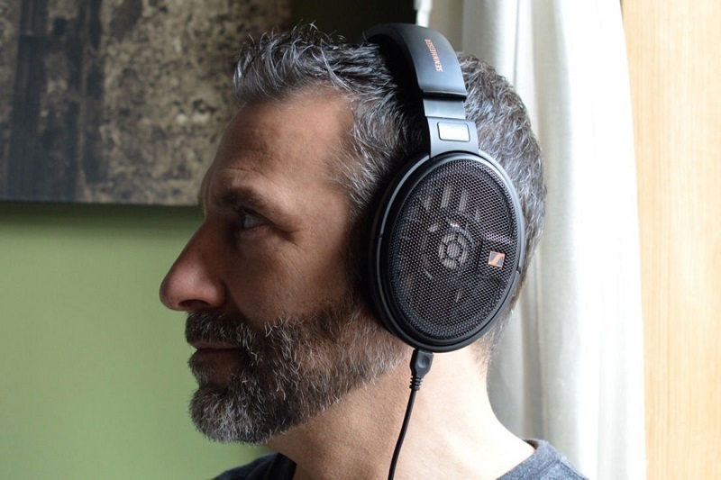 trải nghiệm đeo tai nghe hd-660s2